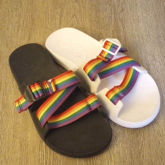 Chaco Shoes - Chaco Rainbow Strap Slide Sandals — Black & White Footbeds